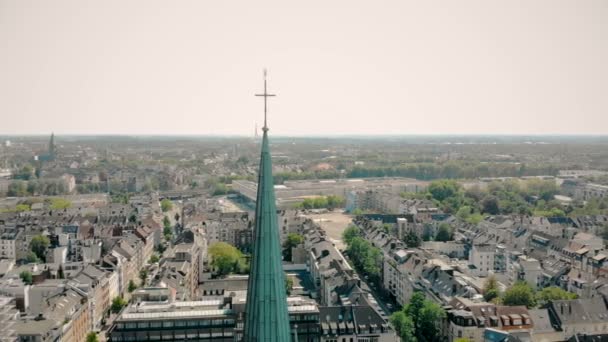 Pohled na vzdušné DRONY. Německo Düsseldorf kostel svatého Petra. Panorama z Düsseldorf — Stock video