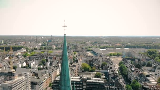 Вид с воздушного беспилотника. Германия Дюссельдорфская церковь Святого Петра. Панорама Дюссельдорфа — стоковое видео