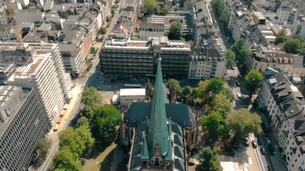 Drohnen aus der Luft. deutschland düsseldorf kirche st. peter. Düsseldorf-Panorama — Stockvideo