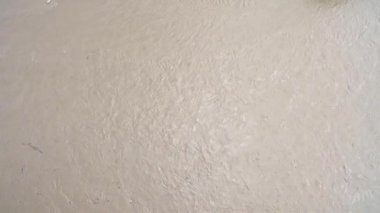 Havadan görünümü. Arka plan veya doku kir su doku nehirde, dron görünümünden