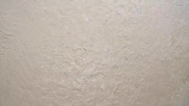 Havadan görünümü. Arka plan veya doku kir su doku nehirde, dron görünümünden