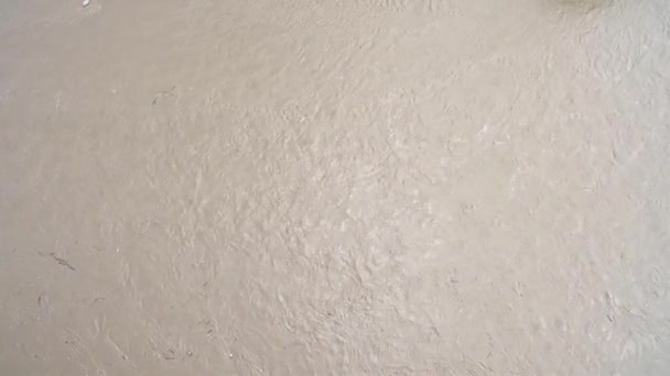 Widok z lotu ptaka. Tło i tekstura tekstury wody brud w rzece, widok z dron — Wideo stockowe