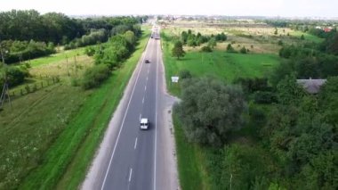 Hava uçuş dron yolun üzerinde. Yüksekliği yolu üzerindeki araçların hareket