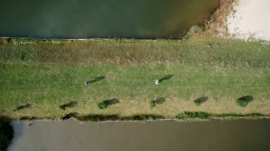 Hava atış. Üstte görüntüleyin. Mutlu genç aşıklar birbirlerine karşı çalışan, yap. Adam kız alır ve onun etrafında döner.