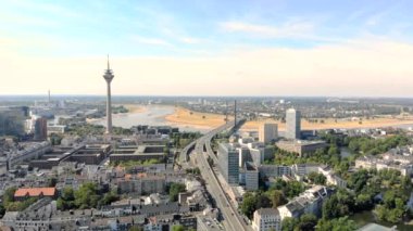 Havadan görünümü Dusseldorf Almanya. Şehrin üzerinde uçuş.
