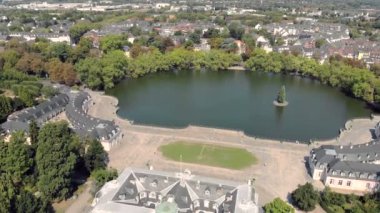 Almanya Dusseldorf Benrath Castle gölet hava dron görünümü