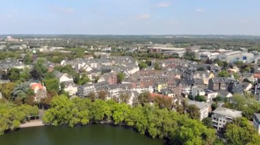 Almanya Dusseldorf Benrath Castle gölet hava dron görünümü