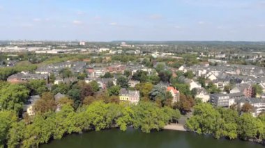 Almanya Dusseldorf Benrath Castle gölet hava dron görünümü