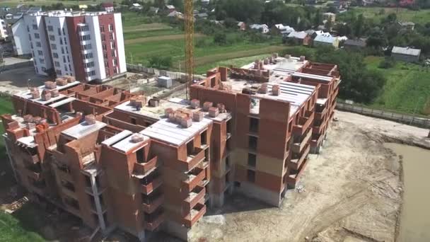 Construcción aérea inacabada de Quadrocopter. Edificio de ladrillo rojo — Vídeos de Stock