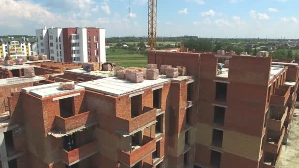 Construction aérienne inachevée de Quadrocopter. Bâtiment en brique rouge — Video