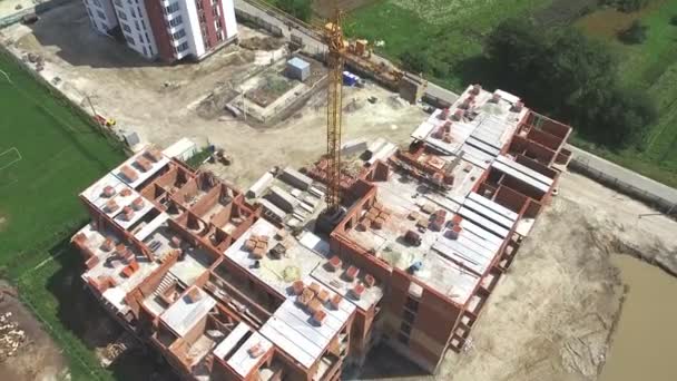 Construção aérea inacabada do Quadrocopter. edifício tijolo vermelho — Vídeo de Stock