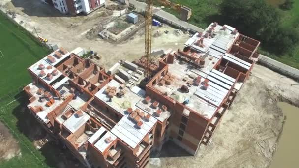 Luchtfoto onvoltooide bouw van Quadrocopter. Rode bakstenen gebouw — Stockvideo