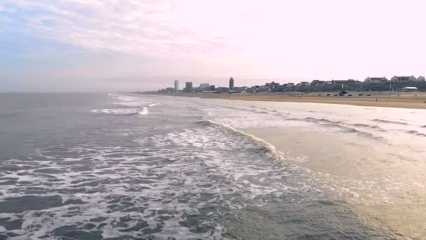 Légifelvételek. Lassú mozgás járat a tengerre és a hullámok, hogy érkezik a part, a napfényes reggel. Zandvoort Hollandiában. Északi-tenger. Part mentén — Stock videók