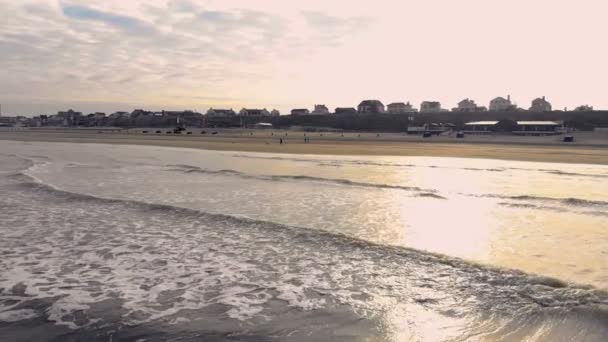 Wave moves towards the shore in the backdrop of a backyard sun. Netherlands Zanvoort — Stock Video