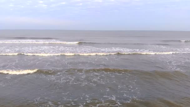 Onda de ondas vêm para a costa câmera lenta — Vídeo de Stock