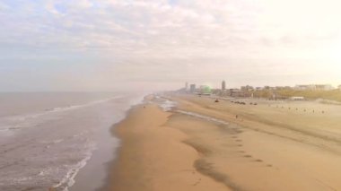 Quadcopter uçuş üzerinden Hollanda'da Zandvoort plajı. Sabah gündoğumu şehri
