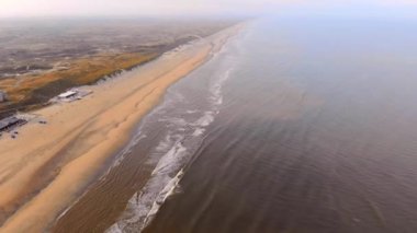 Hava dron görünümü Kuzey Denizi ve Hollanda Zandvoort yakınındaki plaj