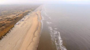 Hava dron görünümü Kuzey Denizi ve Hollanda Zandvoort yakınındaki plaj