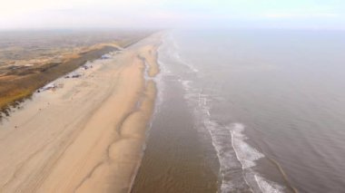 Hava dron görünümü Kuzey Denizi ve Hollanda Zandvoort yakınındaki plaj