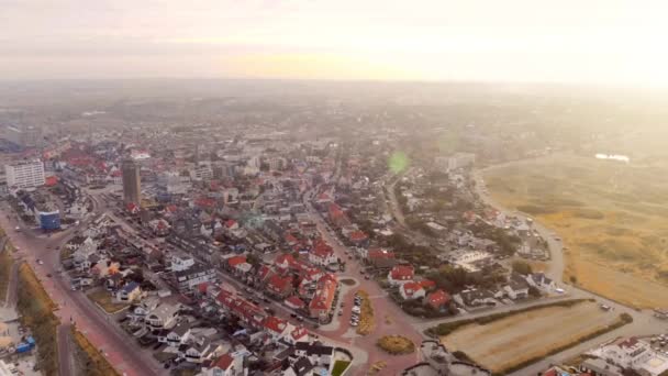 Quadcopter letu nad pláž Zandvoort v Nizozemsku. Ranní východ slunce nad městem — Stock video