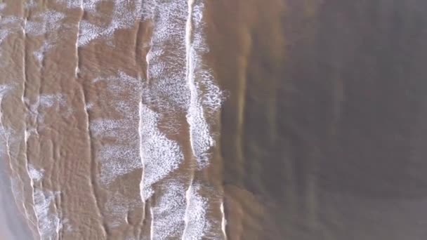 Luchtfoto bovenop. Golf van golven komen naar de wal slow motion — Stockvideo