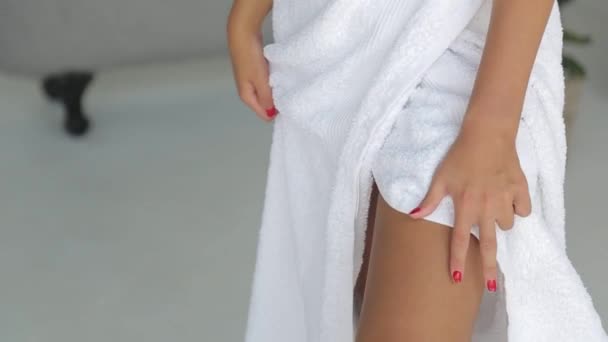 Hand försiktigt smeka hans ben. Flickan i en vit morgonrock håller försiktigt fingrarna — Stockvideo