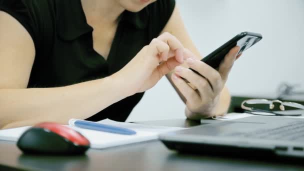 Close-up van de hand van een vrouw met een telefoon — Stockvideo