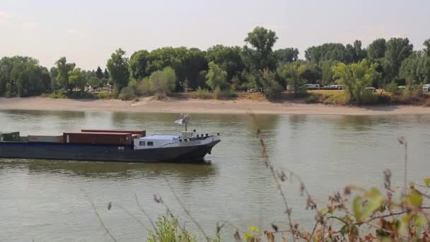 デュッセルドルフ、ドイツのライン川を横断コンテナーと商人の船 — ストック動画