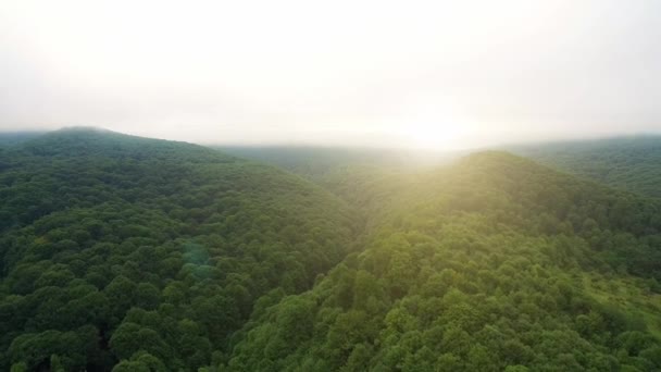 Letecká Drone záběry pohled. Západ slunce v horách. Malebná krajina pohoří při západu slunce — Stock video