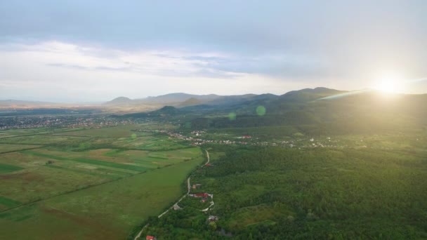 Vue Aérienne Par Drone. Coucher de soleil dans les montagnes. Paysage pittoresque de chaînes de montagnes au coucher du soleil — Video