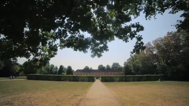 O verão é um belo parque de Benrath em Dusseldorf, Alemanha. movimento da câmera, vista para cima — Vídeo de Stock
