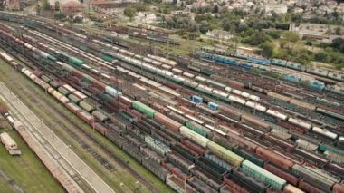 Hava uçuş Yük vagon üzerinde. Renkli Yük vagon boşaltma ve yükleme Yük vagonu istasyonunda. Lojistik