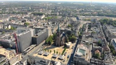 Havadan görünümü Dusseldorf Almanya. Şehrin üzerinde uçuş