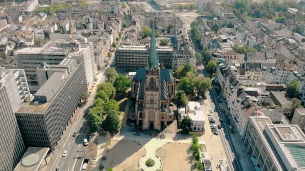 Drohnen aus der Luft. deutschland düsseldorf kirche st. peter. Düsseldorf-Panorama — Stockvideo