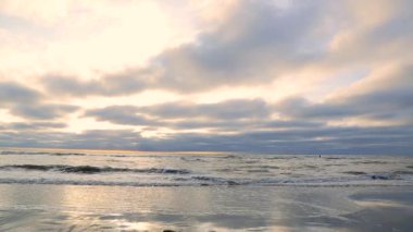 İki kişi denizde yıkadım. Gün batımında güzel kumlu plajı. Dalganın kıyıya gelir.