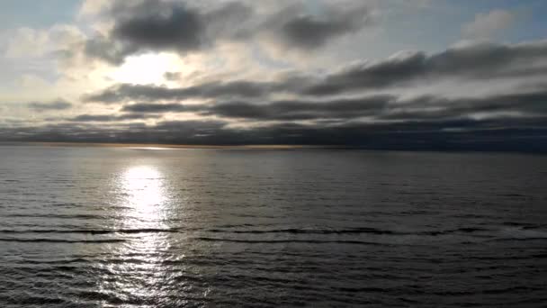 Літати над морем у сонячний день. Сонце на заході відбивається у воді — стокове відео