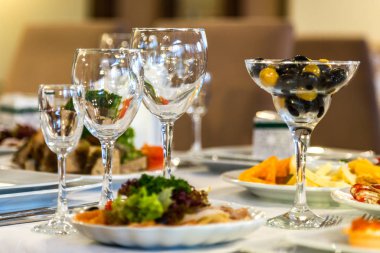 Ziyafet masa orada çoğu boş bardak brendi için