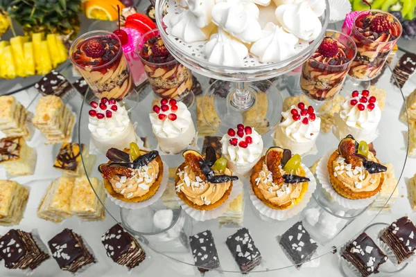 Mesa de sobremesa para uma festa. Bolo Ombre, cupcakes. Barra de doces — Fotografia de Stock