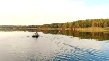 Balıkçı balıkçılık yer yönünde kürek kürek bir tekne. Hava bir dron ile vurdu