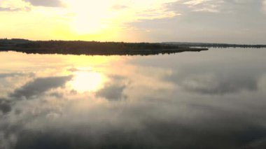 Göl günbatımı Lens Flare doğa manzara tatil seyahat arka plan. Balıkçı tekne yüzen