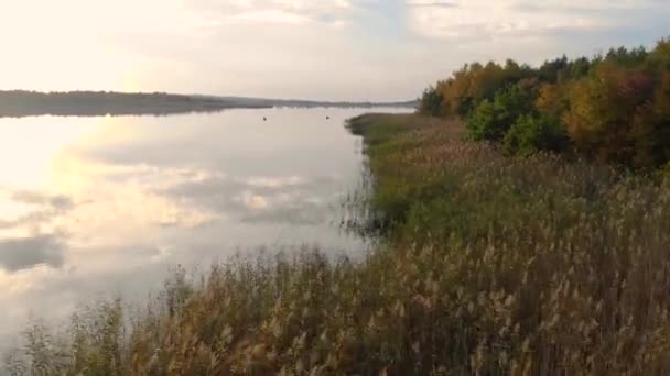 Vista aérea Vuelo sobre la magnífica orilla del río otoño. Naturaleza intacta y paisaje de cuento de hadas — Vídeo de stock