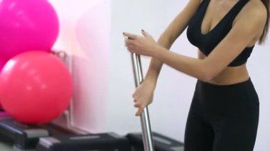 pembe bir spor salonunda güzel atlet artırdı bar, kendisi de aynaya bakıyorum.