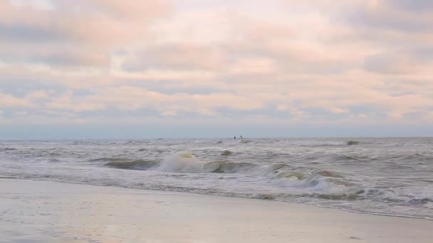 La ola se acerca a la orilla, el sol brilla en el agua. La ola marina es bañada por la pintoresca orilla de arena blanca. Fondo o textura — Vídeos de Stock