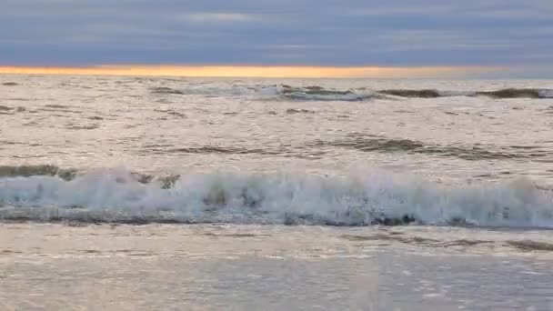 Κύμα Έρχεται Κοντά Στην Ακτή Ήλιος Λάμπει Μέσα Στο Νερό — Αρχείο Βίντεο