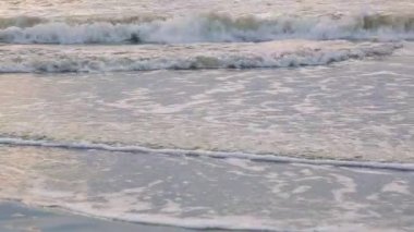 Dalga kıyıya, su güneş parlar yakın geliyor. Dalga deniz tarafından beyaz kum sahil güzel yıkanır. Arka plan veya doku