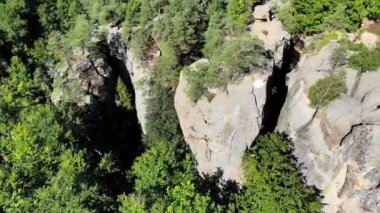 Havadan görüntüleri, Gelin uçurum kenarında olduğunu. Yüksek kayalıklarla gelin kuşatır. Kamera yavaş yavaş uçar ve gelini uzak uçar