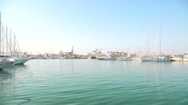 Yat Kulübü harika sabah değerlik limanda. Park Yatlar dalgalar üzerinde sallanan. Yelkenli deniz bağlantı noktasının Park edilmiş