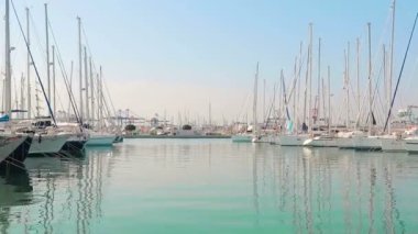 Zaman atlamalı Yat Kulübü harika sabah değerlik bağlantı noktası. Park Yatlar dalgalar üzerinde sallanan. Yelkenli deniz bağlantı noktasının Park edilmiş