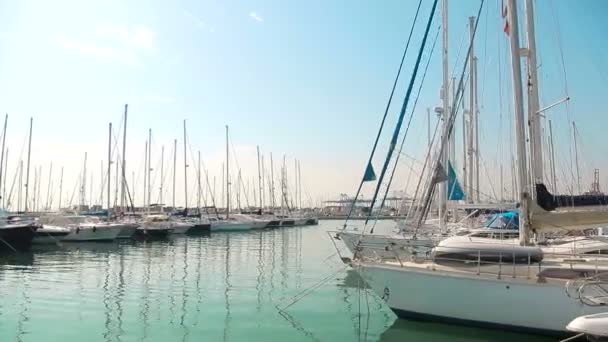 Club náutico Maravillosa mañana en el puerto de valencia. Los yates estacionados se balancean sobre las olas. Los veleros están aparcados junto al puerto marítimo — Vídeos de Stock