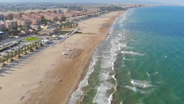 Widok z lotu ptaka na plaży w Walencji, Hiszpania. Lotu samolotów bezzałogowych na plaży w Walencji. Widok na miasto turystyczne — Wideo stockowe